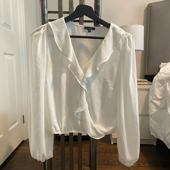 White blouse with button - Picture 1 of 2